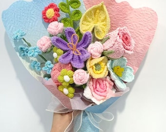 手作りかぎ針編みの花束：バラとチューリップを編んだブーケ。手作りの
