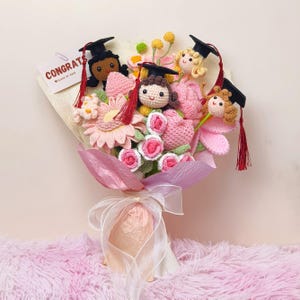 Abschluss-Blumenstrauß mit benutzerdefinierter Puppe | Crochet Bouquet Geschenk von Mutter zu Tochter, stolz auf Sie Andenken, handgemachte Abschlussfeier Blumen
