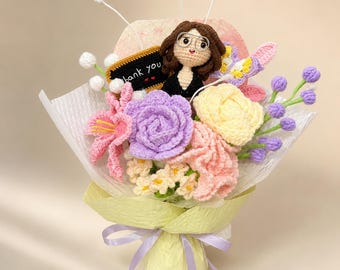 先生への感謝の気持ちを込めたかぎ針編みの花束と、名前入りの人形