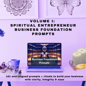 Puede incluir: Una computadora port&aacute;til muestra "Business Foundation Prompts" con el texto "VOLUME I: SPIRITUAL ENTREPRENEUR BUSINESS FOUNDATION PROMPTS". La imagen incluye una taza azul, cristales, velas y el texto: "181 indicaciones + rituales alineados con el alma para construir tu negocio con claridad, integridad y facilidad."
