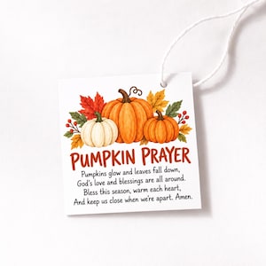 Puede incluir: Una etiqueta de regalo cuadrada blanca con un cordel blanco que presenta una ilustración de tres calabazas en naranja y blanco, rodeadas de hojas de otoño y bayas rojas. El texto dice PUMPKIN PRAYER seguido de un poema sobre calabazas y bendiciones.