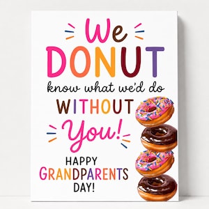 Può includere: Un cartello rettangolare bianco con il testo colorato We DONUT know what we'd do WITHOUT You! HAPPY GRANDPARENTS DAY! e una pila verticale di quattro ciambelle realistiche, che si alternano tra glassa rosa con zuccherini e glassa al cioccolato.