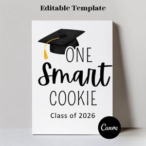 以下が含まれることがあります： 上部に「Editable Template」というテキストが入った白い長方形のサイン。サインには、金色のタッセルが付いた黒い卒業帽子と「ONE Smart COOKIE Class of 2026」という文字が描かれています。右下隅には「Canva」という文字が入った黒い円があります。