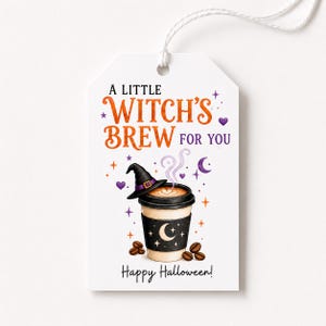 Puede incluir: Una etiqueta de regalo rectangular blanca con una cuerda, que presenta el texto A LITTLE WITCH'S BREW FOR YOU y Happy Halloween! El diseño incluye una taza de café con un sombrero de bruja negro, una luna creciente, estrellas, corazones y granos de café.