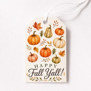 Op de afbeelding: Een rechthoekig, gebroken wit cadeaulabel met een wit touwtje, voorzien van een aquarelillustratie van diverse pompoenen, kalebassen en herfstbladeren in oranje, groene en bruine tinten. De tekst "HAPPY Fall Y'all!" is in donkergroen gedrukt.