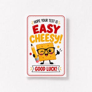 Op de afbeelding: Een rechthoekige wenskaart met een witte achtergrond en een rode stippellijnrand. Het toont een cartoon cracker-personage met een zwarte bril, die een geel potlood vasthoudt en een duim omhoog steekt. Tekst: HOPE YOUR TEST IS EASY CHEESY! GOOD LUCK!