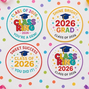 Op de afbeelding: Vier ronde stickers met een afstudeerthema, met de tekst "Class of 2026". Elke sticker heeft een afstudeerhoed en zinnen als "You're a Gem!" en "You Did It!". De achtergrond is versierd met linten en stippen.