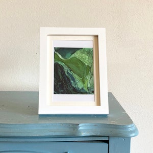 Miniimpresión, Viridian Cape, arte de pared de 4 x 6, arte verde oscuro, arte de pared moderno, acuarela pequeña, arte tamaño postal
