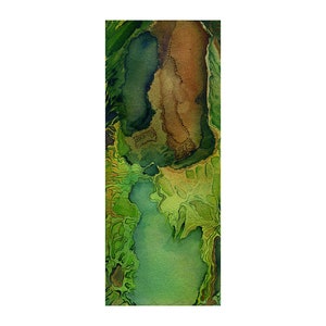 Puede incluir: Pintura abstracta de acuarela con tonos de verde, marrón y amarillo. La pintura presenta formas y texturas orgánicas en espiral.