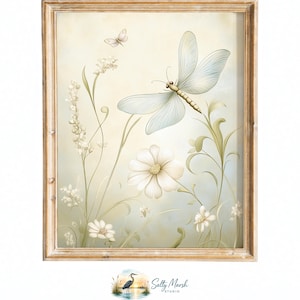 Könnte beinhalten: Ein gerahmter Kunstdruck mit einer großen, blassblauen Libelle mit durchscheinenden Flügeln, die über weißen, gänseblümchenartigen Blumen und schlanken grünen Stielen vor einem weichen, cremefarbenen und hellblauen Hintergrund schwebt.