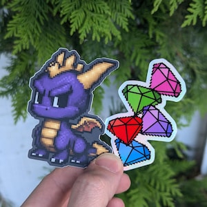 Autocollant mignon en vinyle avec dragon Spyro | Sticker Pixel Fan Art Purple Dragon résistant aux UV et aux rayures pour ordinateur portable, bouteille d'eau et plus encore.