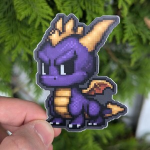 Simpatico adesivo in vinile raffigurante il drago Spyro / Pixel Fan Art, drago viola, resistente ai raggi UV e ai graffi, impermeabile, per laptop, borraccia e altro.