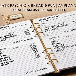 Könnte beinhalten: Ein A5-Planer-Einleger mit dem Titel THE ULTIMATE PAYCHECK BREAKDOWN | A5 PLANNER INSERT DIGITAL DOWNLOAD - INSTANT ACCESS. Das weiße Papier enthält Spalten für Einkommensquellen, Fixkosten, Rechnungen und Summen, mit goldfarbenen Ringbuchmechaniken.