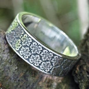 Men’s Maple Leaf Wedding Ring – Wide Sterling Silver Band – Oxidized Nature Ring – Rustic Forest Wedding Band for Him – Botanical Jewelry