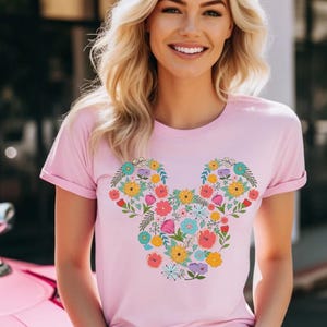 Camiseta com flores da cabeça do Mickey, Camiseta com flores da cabeça do Mickey, Camiseta do Mickey Mouse, Camiseta com flores do Mickey, Camiseta com flores da Disney, Camiseta com férias da Disney