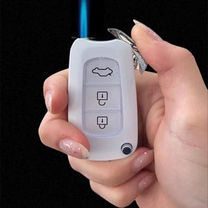 Encendedor recargable con forma de llave de coche: encendedor de gas portátil único y elegante accesorio para llavero.