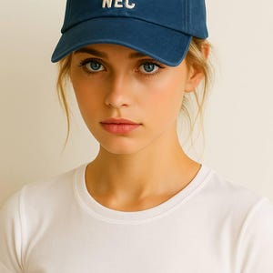 Peut inclure: Casquette de baseball bleu marine avec le texte "NEW YORK 1978 NEC" en blanc. La casquette est portée par une personne portant un t-shirt blanc.