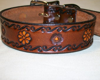 Collar de cuero para perros con volutas y diseño floral