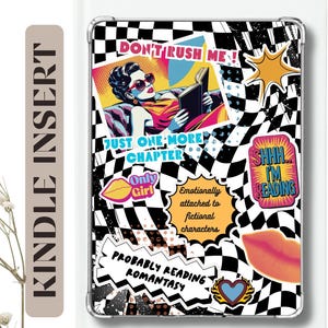 Puede incluir: Inserto para Kindle con un patrón de cuadros blancos y negros y diseños de pegatinas coloridas. Las pegatinas incluyen texto como "Don't Rush Me!" y "Just One More Chapter." El inserto también tiene el texto "Kindle Insert" y "Printable Digital File."