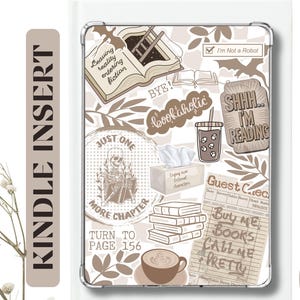 Könnte beinhalten: Kindle-Einsatz mit einer Collage von Aufklebern zum Thema Bücher in Braun- und Beigetönen. Die Aufkleber zeigen Texte wie "bookaholic", "Shhh I'm Reading" und "Buy Me Books Call Me Pretty". Die Wörter "Kindle Insert" und "Printable Digital File" sind ebenfalls vorhanden.