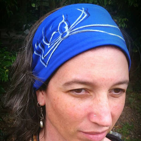 Easy-peasy get that hair done and get out quickly! Soft and stretchy headband in bamboo fabric. Reversible cobalt blue and black.