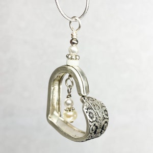 Floating Heart Löffel Halskette, weiße Perlen, Silberschmuck, "Precious" 1941."