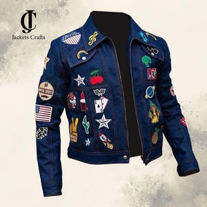 Könnte beinhalten: Dunkelblaue Jeansjacke mit bunten Aufnähern. Zu den Aufnähern gehören eine amerikanische Flagge, ein Regenbogen, eine Kirsche, eine Rakete und andere Designs. Die Jacke hat einen Kragen und einen Reißverschluss. Der Text "Jackets Crafts" ist oben links sichtbar.