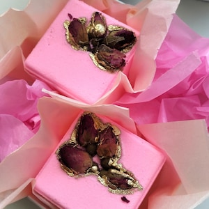 Rose Bath Bomb – Bubble Gum Scent – Handmade Gift – Floral Fizzy Bomb – Pink Spa Soak – Bath Treat with Dried Roses – 100g