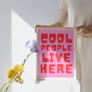 Cartel 'Aquí vive gente genial' en rojo rosa | Arte imprimible | Tipografía | Descarga digital | 5 archivos imprimibles en formato png