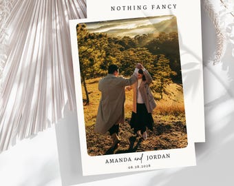 Puede incluir: Dos tarjetas de anuncio de boda. Una tarjeta presenta una foto de una pareja bailando al aire libre con el texto "NOTHING FANCY" en la parte superior. La segunda tarjeta tiene los nombres de la pareja "AMANDA and JORDAN" y la fecha "08.28.2028".