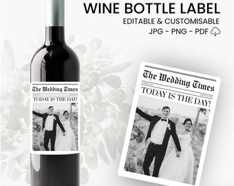 Könnte beinhalten: Eine schwarze Weinflasche mit silbernem Verschluss und einem Etikett mit der Aufschrift "The Wedding Times TODAY IS THE DAY!". Ein passendes Etikett befindet sich neben der Flasche. Das Bild ist ein Schwarz-Weiß-Foto eines Paares.