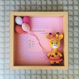 Marco para Recién Nacida – Fondo Rosa con Estrellas, Girafa y Globos a Crochet