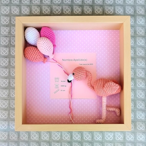 Marco para Recién Nacida, Fondo Rosa con Puntos en Blanco, Flamenco y Globos a Crochet