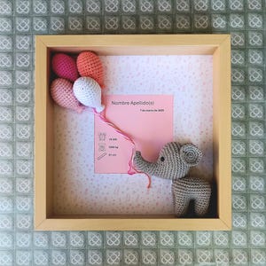 Moldura Recém-Nascido – Fundo Branco com Flores Rosa, Elefante de Crochê e Balões