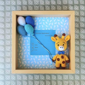 Marco para Recién Nacido – Fondo Azul con Piecitos, Girafa y Globos a Crochet
