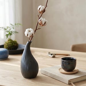 Handgemaakte Wabi-Sabi zwarte keramische knopvaas - kleine Ikebana-plantenbak met textuur