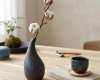 Handgefertigte schwarze Wabi-Sabi Keramik Vase - texturierter kleiner Ikebana Blumentopf