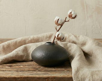 Flache Keramik Vase - Vase mit schwarzen Kieselsteinen