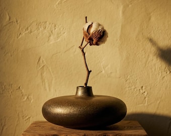 Wabi-Sabi Flache Keramik Vase - Dunkle Grobe Steingut Ikebana Bud Vase