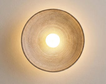 Japandi Wandleuchte - Skulpturale Kunstharz Wandlampe