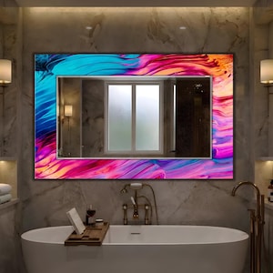 Könnte beinhalten: Ein rechteckiger Wandspiegel mit einem lebendigen, mehrfarbigen Rand mit wirbelnden Mustern aus leuchtendem Blau, Magenta und Orange. Die zentrale reflektierende Glasfläche bietet einen klaren Blick auf ein Fenster und den Innenraum.