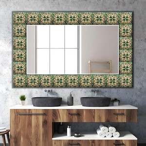 Può includere: Uno specchio da parete rettangolare con una cornice decorativa composta da piastrelle quadrate ripetute. Ogni piastrella presenta un motivo simmetrico a forma di trifoglio verde e crema con intricate linee marrone scuro e una finitura lucida.