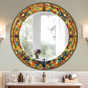 Peut inclure: Un miroir rond avec un motif de vitrail. Le cadre présente un motif floral coloré dans les tons de jaune, orange, bleu et marron. Le miroir est monté sur un mur clair au-dessus d'une coiffeuse de salle de bain.