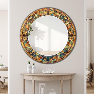 K&ouml;nnte beinhalten: Ein runder Spiegel mit einem Buntglas-Design-Rand. Der Rand zeigt ein Blumenmuster in Gelb-, Orange-, Blau- und Gr&uuml;nt&ouml;nen. Der Spiegel h&auml;ngt an einer wei&szlig;en Wand &uuml;ber einem Holztisch mit dekorativen Vasen.