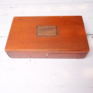 Vintage presentationslåda i trä | MBE-inskrivet minnesfodral | Förvaringslåda för brittiska hedersminnesföremål 19,5 cm