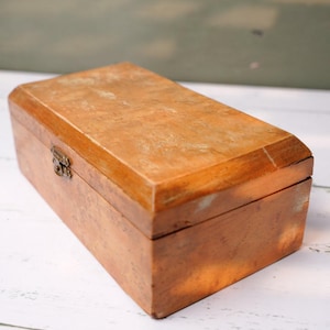 Vintage speldosa i trä | Fungerande uppdragbar smyckesask | Blommig insida | Rödfodrad prydnadsask | Förvaring av souvenirer från mitten av århundradet