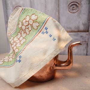 Funda para tetera vintage bordada a mano / Funda de lino con estampado floral estilo casa de campo / Decoración rústica de cocina estilo granja / Años 70