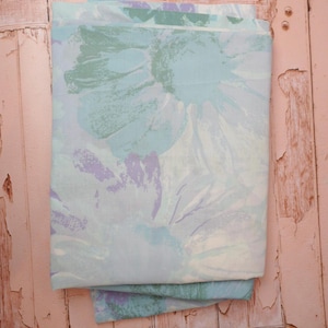 Vintage 1980er Jahre Floral Flachbettlaken | Pastell Blau Grün Lila Laura Ashley Style Sheet | 260 x 220 cm | Hergestellt in Großbritannien