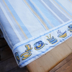 Mantel vintage azul a rayas con borde para cocina / Ropa de mesa estilo casa de campo de los años 90 / Estampado de cafetera azul y amarilla