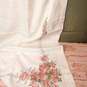 Vintage vierkant tafelkleed met rode roos | 160 cm | Crème gebloemd tafellinnen | Cottagecore-eetkamerdecoratie | Omkeerbare katoenen doek